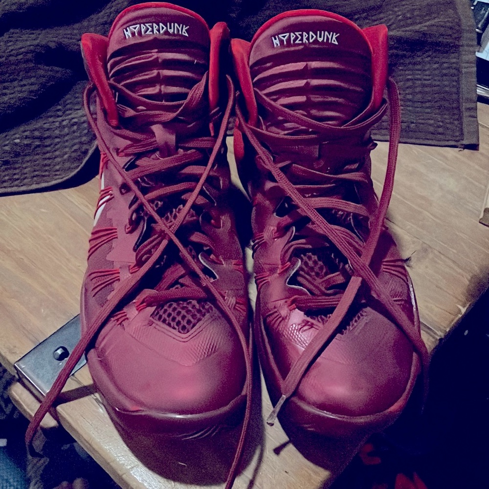 Men’s size 9 red Nike Hyperdunk basketball shoes.